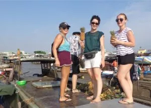 The life in Cai Be Floating Market